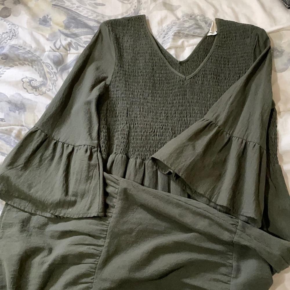 Army green maxi dress. Has stretch. In great condition. Size L.
